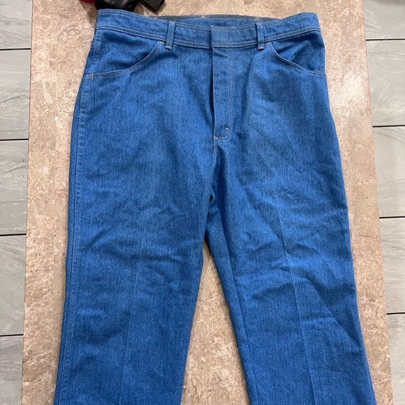 Wrangler dad jeans! Straight fit 38x32 does run a little small at waist - Picture 2 of 6